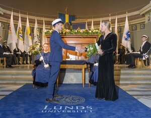 Katarina Lundin tar emot Lunds studenters pedagogiska pris i samband med universitets årshögtid.