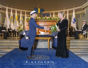 Katarina Lundin tar emot Lunds studenters pedagogiska pris i samband med universitets årshögtid. 