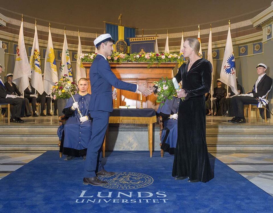 Katarina Lundin tar emot Lunds studenters pedagogiska pris i samband med universitets årshögtid.