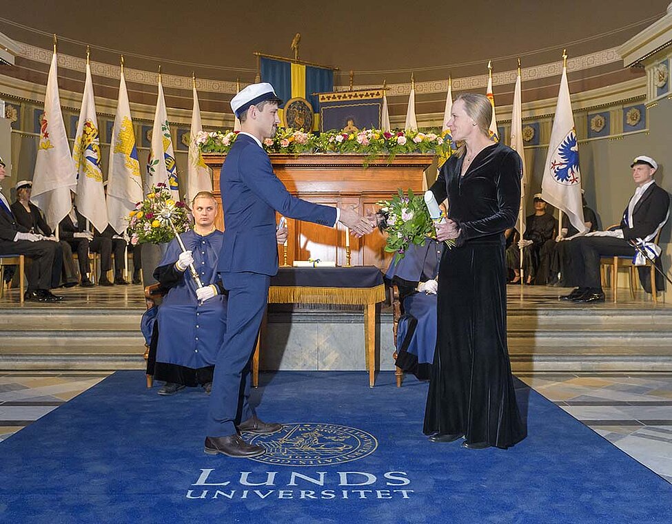 Katarina Lundin tar emot Lunds studenters pedagogiska pris i samband med universitets årshögtid.