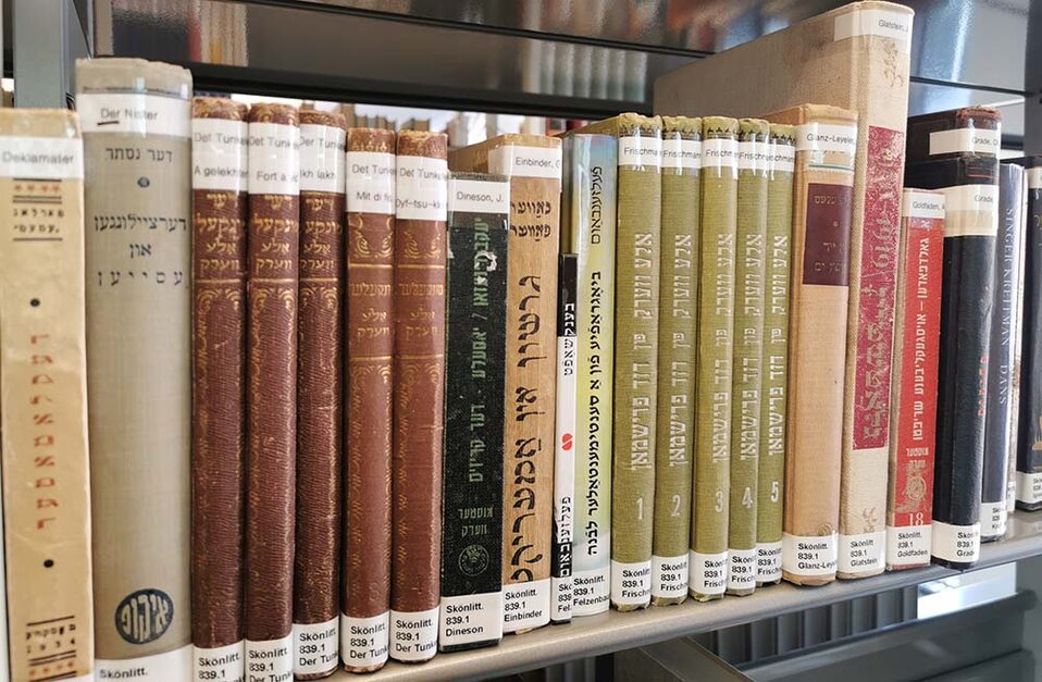 En bokhylla fylld med skönlitteratur skriven på jiddisch.