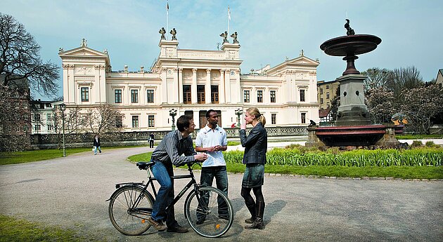 Universitetshuset med studenter