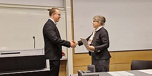 Niklas Erben Johansson tar emot Kungliga Humanistiska Vetenskapssamfundet i Lunds Jubileumspris.