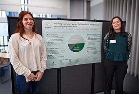 [Translate to English:] The photo with two doctoral students pictures Elena De Wachter (to the left, a doctoral student in English literature) and Sophia Juul (to the right, a doctoral student in English language and linguistics). 