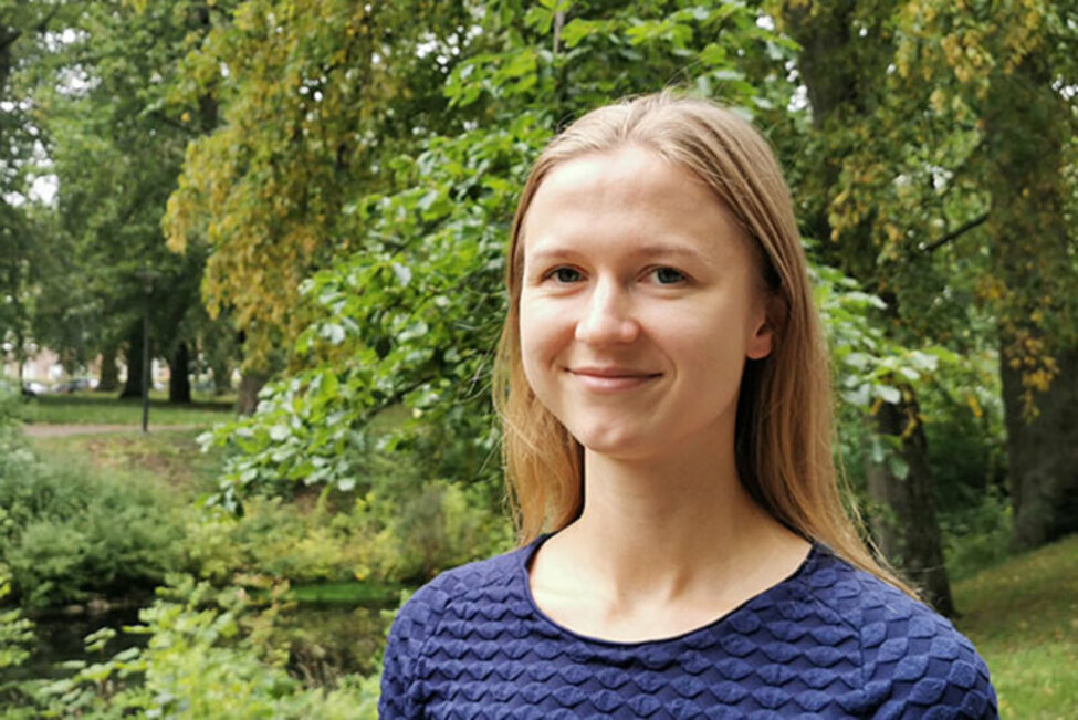 Porträttfoto på Nele Pöldvere, som har axlelångt blont hår.