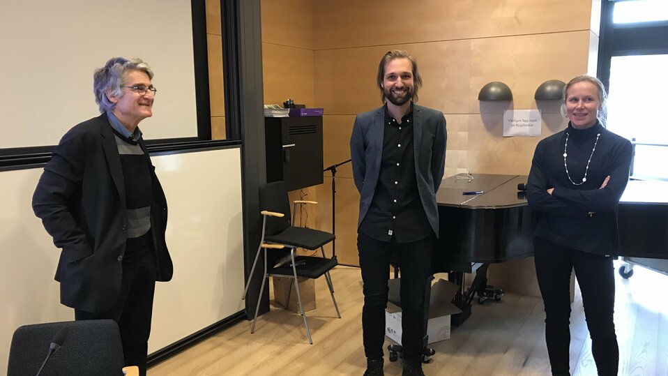Olle Josephson, Philippe Collberg och handledaren Katarina Lundin ler in i kameran