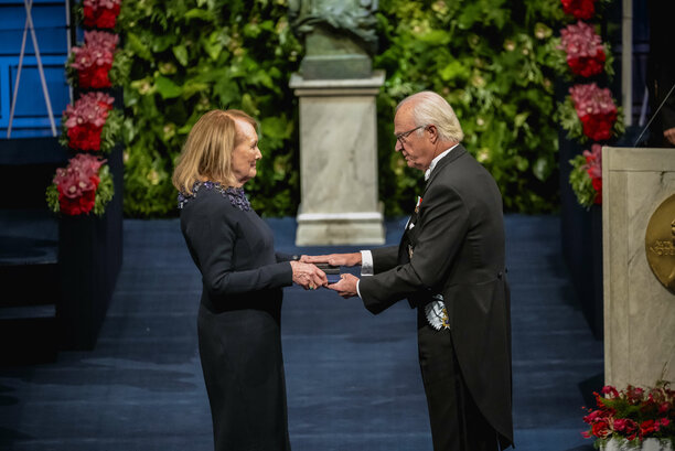 Förra årets Nobelpristagare i litteratur Annie Ernaux tar emot Nobelpriset ur Kung Carl XVI Gustafs hand på Konserthuset i Stockholm. © Nobel Prize Outreach. Photo: Nanaka 