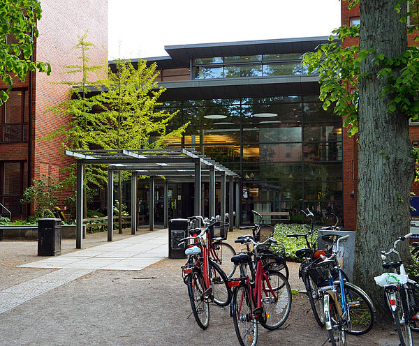 Bild på Språk- och litteraturcentrum med cyklar