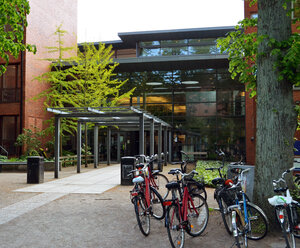 Bild på Språk- och litteraturcentrum med cyklar