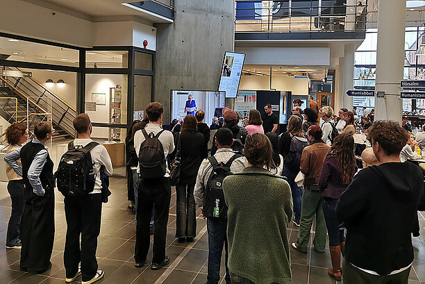 Anställda och studenter samlades på SOL för att följa tillkännagivandet av årets Nobelpristagare i litteratur på skärm i foajén. Foto: Malin Sjöberg