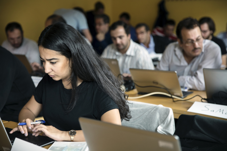 Student sitter vid en dator och skriver fokuserat